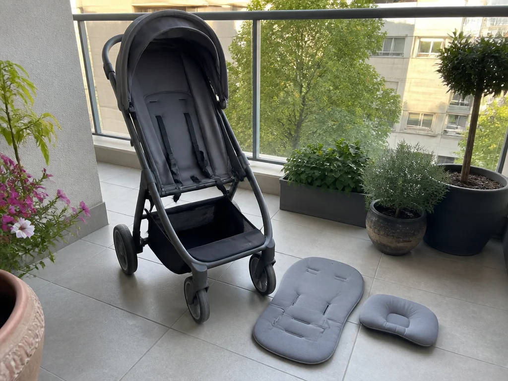 עגלת תינוק פתוחה לאוורור במרפסת מוצלת אחרי אחסון ממושך